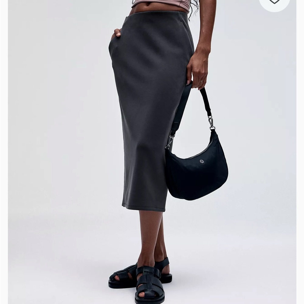 NWT Lululemon Softstreme Midi Skirt, sz 8. Black 🖤